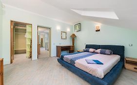 Classical Deribasivska 3-Bedrooms Apartment